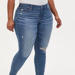 Torrid mid rise skinny short length